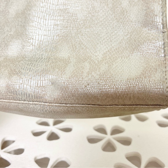 CLÉ DE PEAU BEAUTÉ SNAKE SKIN MAKEUP TRAVEL POUCH - Picture 2 of 2